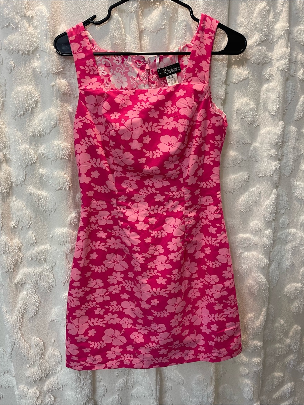 Vintage City Triangles Pink floral mini dress with white hibiscus flower